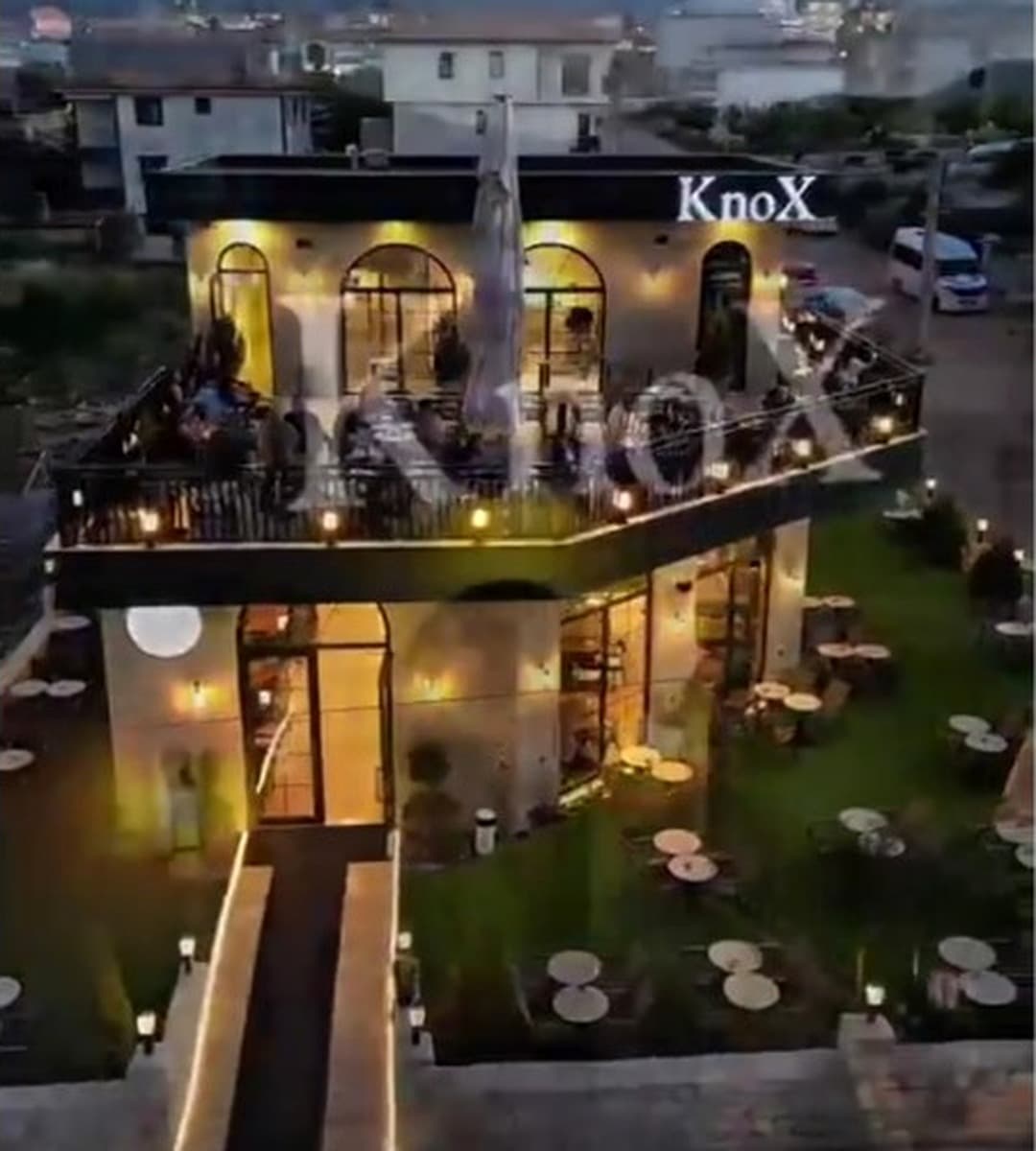 KnoX Coffee binasının akşam görünümü